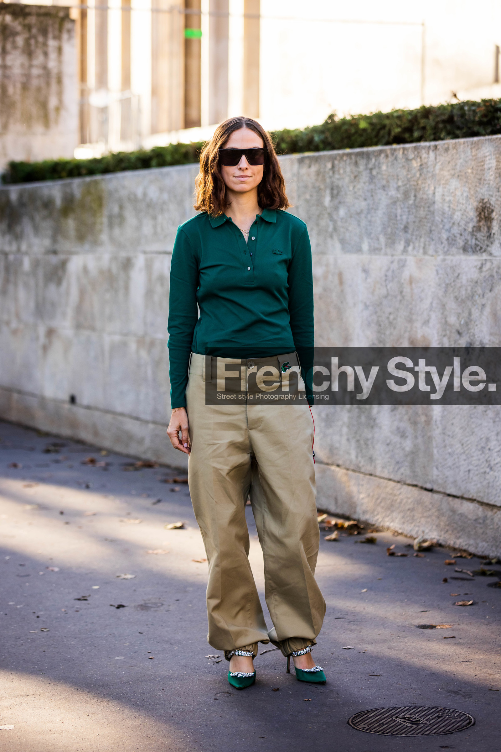 beige pants, Erika Boldrin, green heels, green polo, heels, lacoste look, manolo blahnik shoes, oversize pants, pants, polo, statement heels, sunglasses, lacoste, fashion week, frenchystyle, FW, jonathan paciullo, street style, PFW, PARIS, SPRING SUMMER 2022, SS 22, vertical, full length
