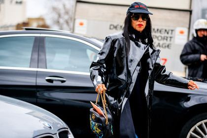 atmosphere details, AUTUMN WINTER 2017-2018, AW 17-18, black bag, black cap, black coat, detail, FALL WINTER 2017-2018, fashion week, frenchystyle, FW, FW 17-18, graffiti, gucci, horizontal, jonathan paciullo, leather bag, leather coat, PARIS, PFW, printed bag, street style, sunglasses, varnished leather, vinyl