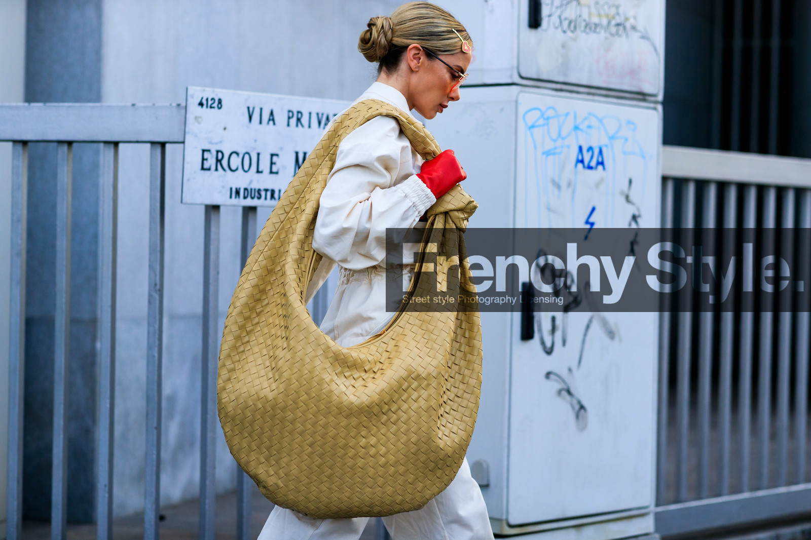 bottega veneta bag, oversize bag, big bag, shoulder bag, plaited bag, plaited leather bag, light yellow leather bag, round shape bag, hair clip, hair details, prada hair clip, heart shape hair clip, red leather gloves, white jumpsuit, gucci jumpsuit, long sleeves jumpsuit, close up detail, bag detail, aviator sunglasses, orange sunglasses, metalic frame sunglasses, gucci sunglasses, fashion week, frenchystyle, FW, jonathan paciullo, street style, MFW, MILAN, AUTUMN WINTER 2020-2021, FALL WINTER 2020-2021, FW 20-21, horizontal, atmosphere details, detail