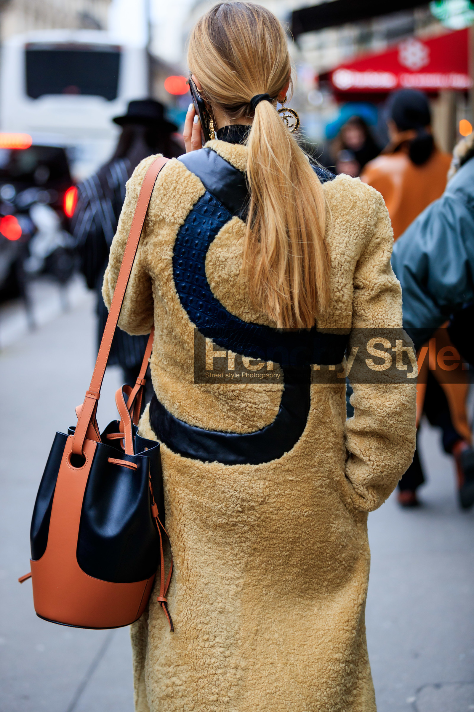 pernille teisbaek, beige coat, camel coat, fur coat, striped coat, black leather coat, black leather bag, camel leather bag, bucket bag, shoulder bag, loewe bag, back details, bag detail, fashion week, frenchystyle, FW, jonathan paciullo, street style, PFW, PARIS, AUTUMN WINTER 2020-2021, FALL WINTER 2020-2021, FW 20-21, vertical, atmosphere details, detail