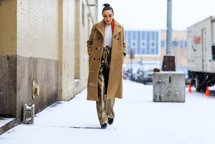 atmosphere details, AUTUMN WINTER 2016-2017, AW 16-17, beige, beige coat, bronze, fashion week, frenchystyle, full length, FW, FW 16-17, gold pants, horizontal, jonathan paciullo, metallic, NEW YORK, NYFW, overcoat, shiny pants, street style, trousers, white, white knit, wide pants, woman