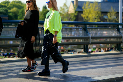 black total look, butterfly sunglasses, black sunglasses, black pull, black skirt, mid long skirt, ruffle skirt, tulle skirt, sheer skirt, salomon sneakers, black sneackers, silvered sneakers, blue sunglasses, dyed hair, pink hair, neon yellow t-shirt, balenciaga t-shirt, oversize t-shirt, black leather pants, studs pants, rolex watch, silvered watch, cropped pants, black leather boots, big sole boots, long sleeves t-shirt, turtleneck t-shirt, fashion week, frenchystyle, FW, jonathan paciullo, street style, atmosphere details, horizontal, detail