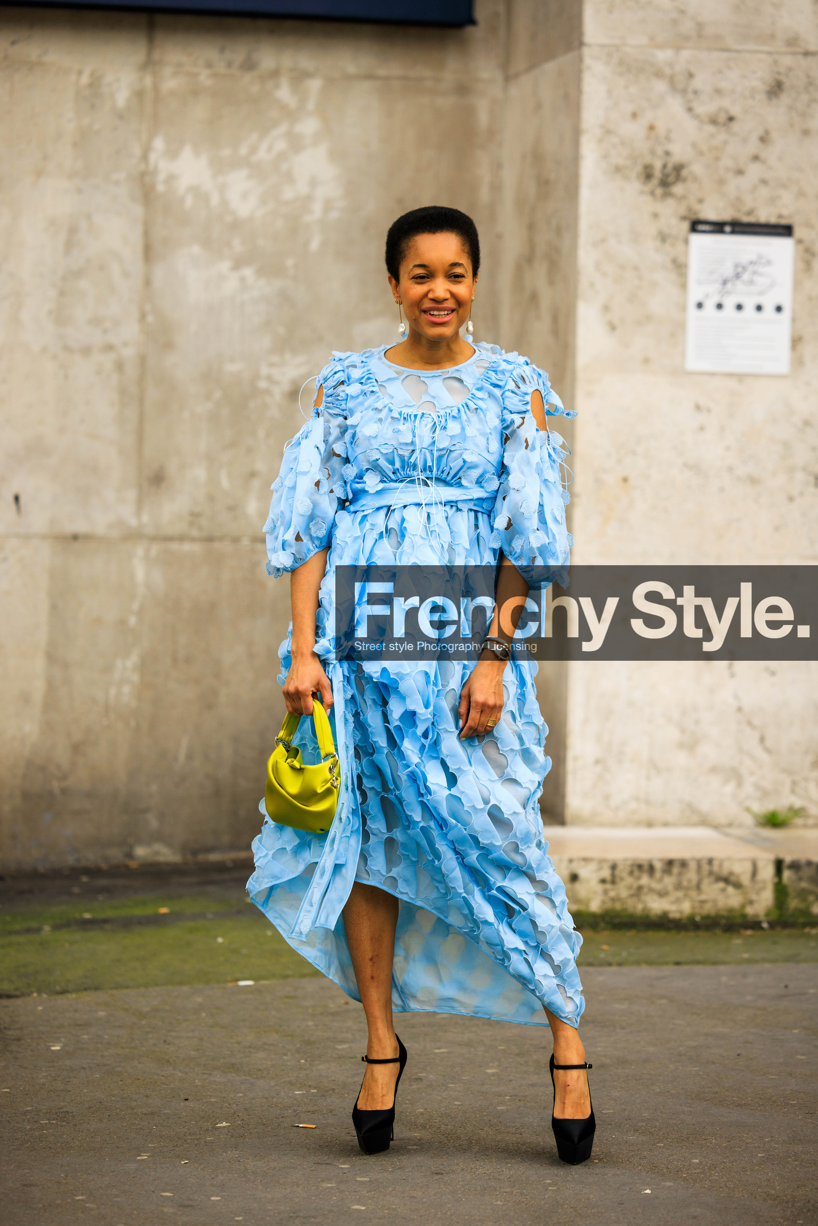 silk bag, mini bag, green bad, blue dress, cut out dress, pearl earrings, platform heels, black heels, short hair, tamu mcpherson, fashion week, frenchystyle, FW, jonathan paciullo, street style, AUTUMN WINTER 2022-2023, FALL WINTER 2022_2023, FW 22-23, PFW, PARIS, vertical, full length