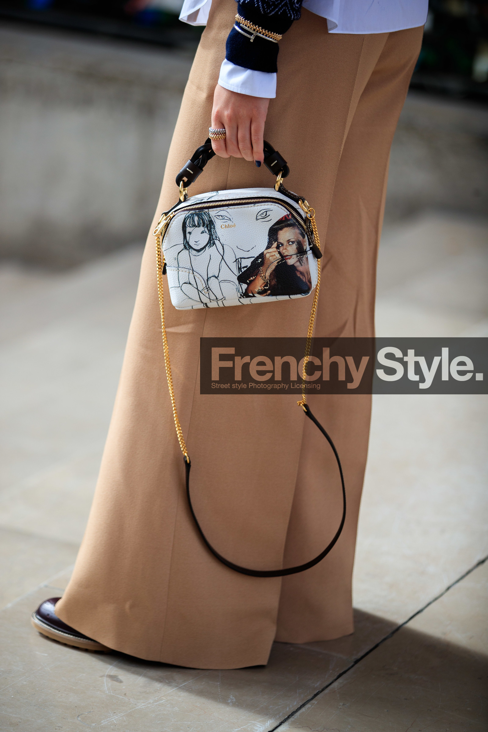 maisie williams, beige pants, flare pants, white leather bag, face printed bag, printed bag, chloe bag, chloe pants, close up detail, bag detail, golden bracelet, golden ring, silvered bracelet, silvered ring, cartier bracelet, cartier ring, jewel close up, fashion week, frenchystyle, FW, jonathan paciullo, street style, PFW, PARIS, SPRING SUMMER 2021, SS 21, vertical, atmosphere details, detail