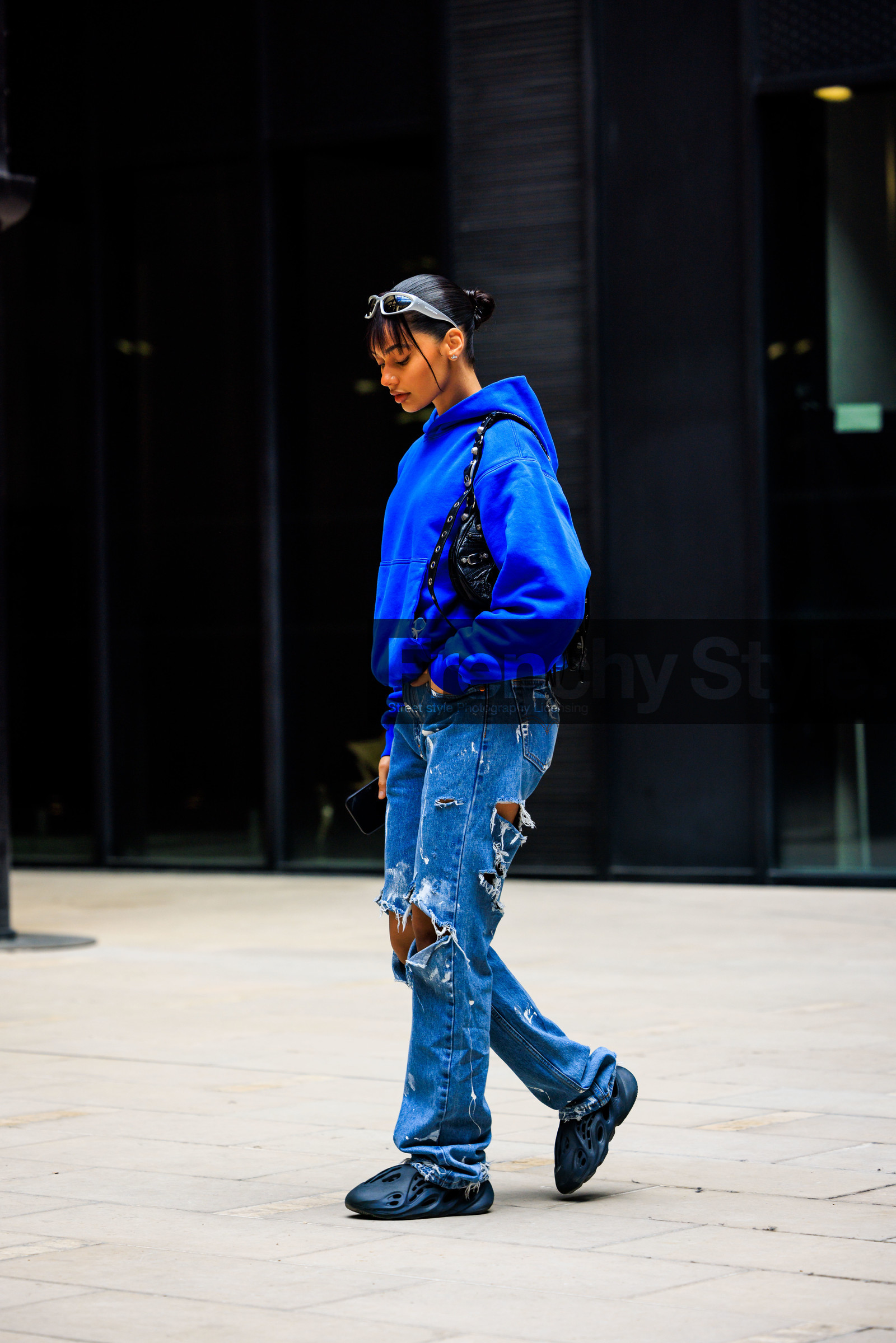 blue hoodie, balenciaga bag, black handbag, ripped jeans, denim, black sneakers, silver glasses, balenciaga, jamilla strand, fashion week, frenchystyle, FW, jonathan paciullo, street style, AUTUMN WINTER 2022-2023, FALL WINTER 2022_2023, FW 22-23, PFW, PARIS, vertical, full length, cagoule bag