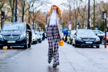 atmosphere details, AUTUMN WINTER 2017-2018, AW 17-18, beige jacket, blazer, checked pants, FALL WINTER 2017-2018, fashion week, flare pants, frenchystyle, full length, FW, FW 17-18, graphic pants, horizontal, jonathan paciullo, PARIS, PFW, plaid, printed pants, roberta benteler, street style, tartan, trousers, white top, yellow bag