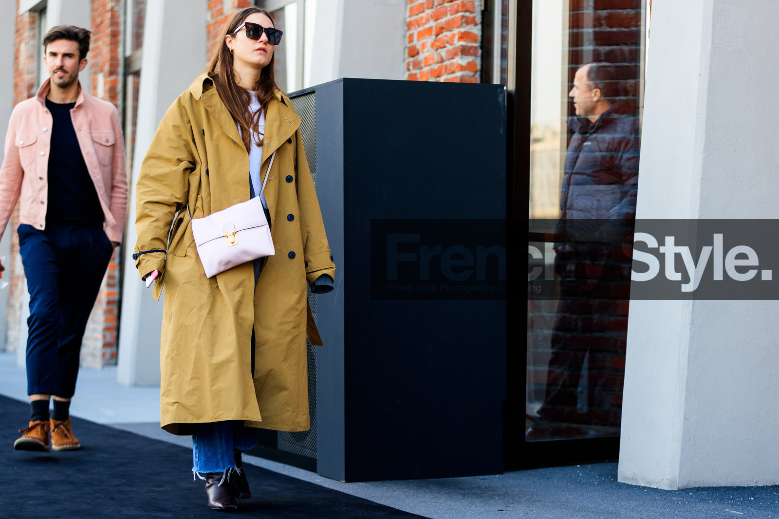 beige coat, black shoes, blue denim, denim pants, high heels, jeans, leather bag, leather shoes, pink bag, sunglasses, trousers, fashion week, frenchystyle, FW, jonathan paciullo, street style, MFW, MILAN, AUTUMN WINTER 2018-2019, FALL WINTER 2018-2019, FW 18-19, horizontal, atmosphere details, full length