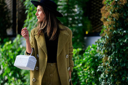 black hat, black top, turtleneck top, kaki jacket, kaki skirt, corduroy jacket, corduroy skirt, button skirt, pearls buttons details, pearls bag, box bag, white bag, fashion week, frenchystyle, FW, jonathan paciullo, street style, atmosphere details, horizontal, detail