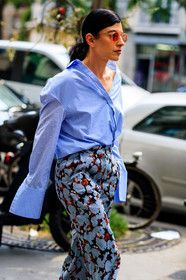 atmosphere details, blue pants, blue shirt, detail, dries van noten, fashion week, frenchystyle, FW, jonathan paciullo, julie ragolia, MENSWEAR, oversize, PARIS, PFW, printed pants, SPRING SUMMER 2018, SS 18, street style, sunglasses, trousers, vertical