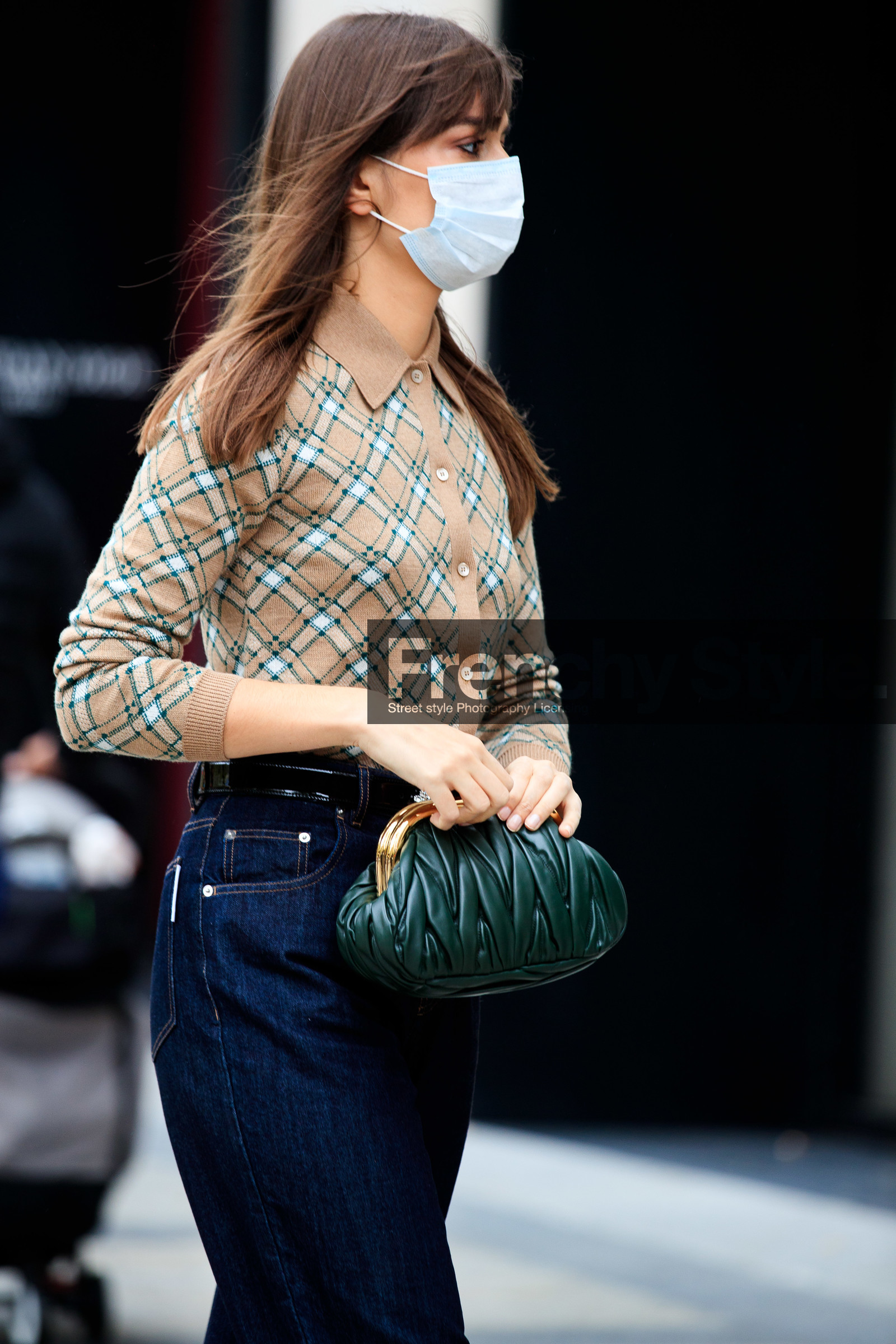 clara luciani, checked pullover, beige pullover, polo collar pullover, green leather clutch, quilted clutch, miu miu bag, miu miu pullover, drape clutch, covid face mask, PARIS, PFW, fashion week, frenchystyle, FW, jonathan paciullo, street style, SPRING SUMMER 2021, SS 21, vertical, atmosphere details, detail