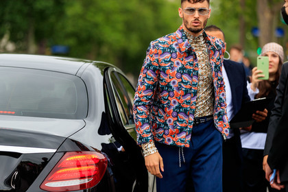 dior belt, dior jacket, dior top, dior total look, print all over, printed jacket, printed top, face printed jacket, face printed top, high collar top, multicolor jacket, green jacket, orange jacket, purple jacket, zipped jacket, beige top, blue top, animal printed jacket, animal printed top, rope belt, sheer sunglasses, silvered sunglasses, dior sunglasses, mix and match look, fashion week, frenchystyle, FW, jonathan paciullo, street style, PFW, PARIS, SPRING SUMMER 2022, SS 22, horizontal, atmosphere details, detail