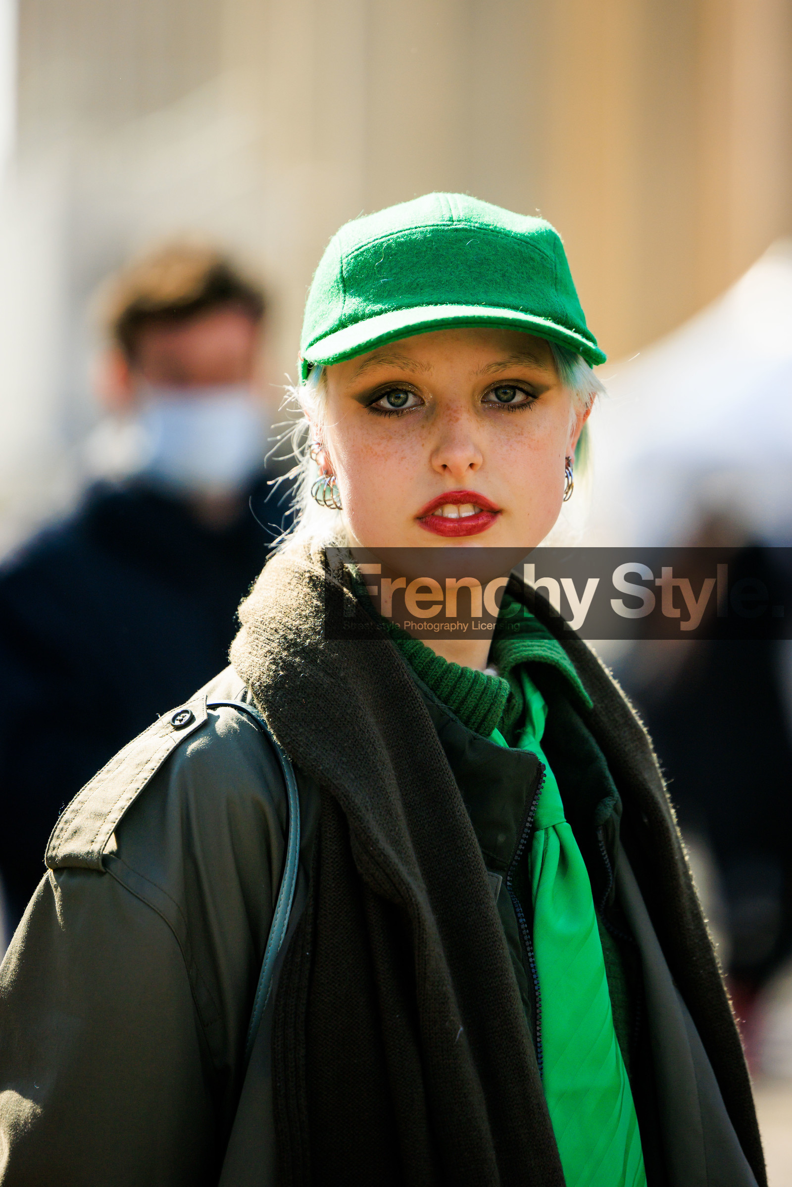 green cap, red lips, make up, smoky eyes, green tie, FW 22-23, FALL WINTER 2022_2023, AUTUMN WINTER 2022-2023, fashion week, frenchystyle, FW, jonathan paciullo, street style, PFW, PARIS, vertical, detail