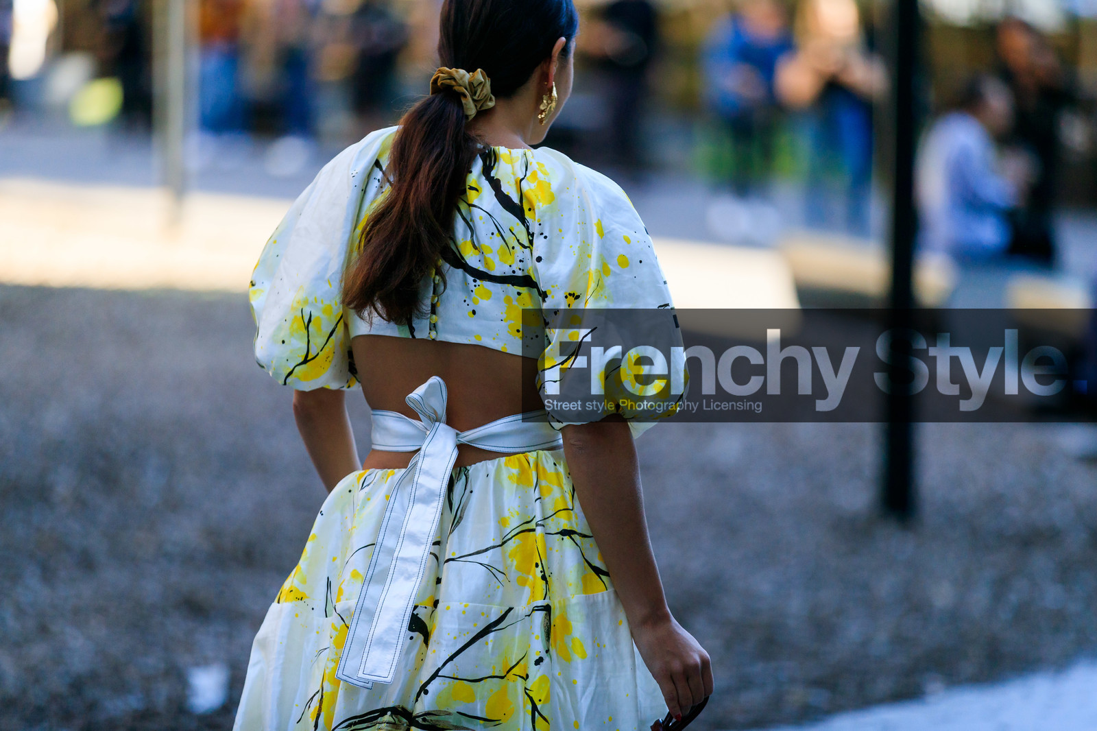 back details, golden earrings, painted dress, knot details, white dress, fashion week, frenchystyle, FW, jonathan paciullo, street style, atmosphere details, horizontal, detail