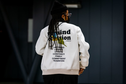 back, back detail, beanie, black beanie, jacket, printed jacket, quotes, white jacket, PARIS, PFW, fashion week, frenchystyle, FW, jonathan paciullo, street style, SPRING SUMMER 2022, SS 22, horizontal, atmosphere details