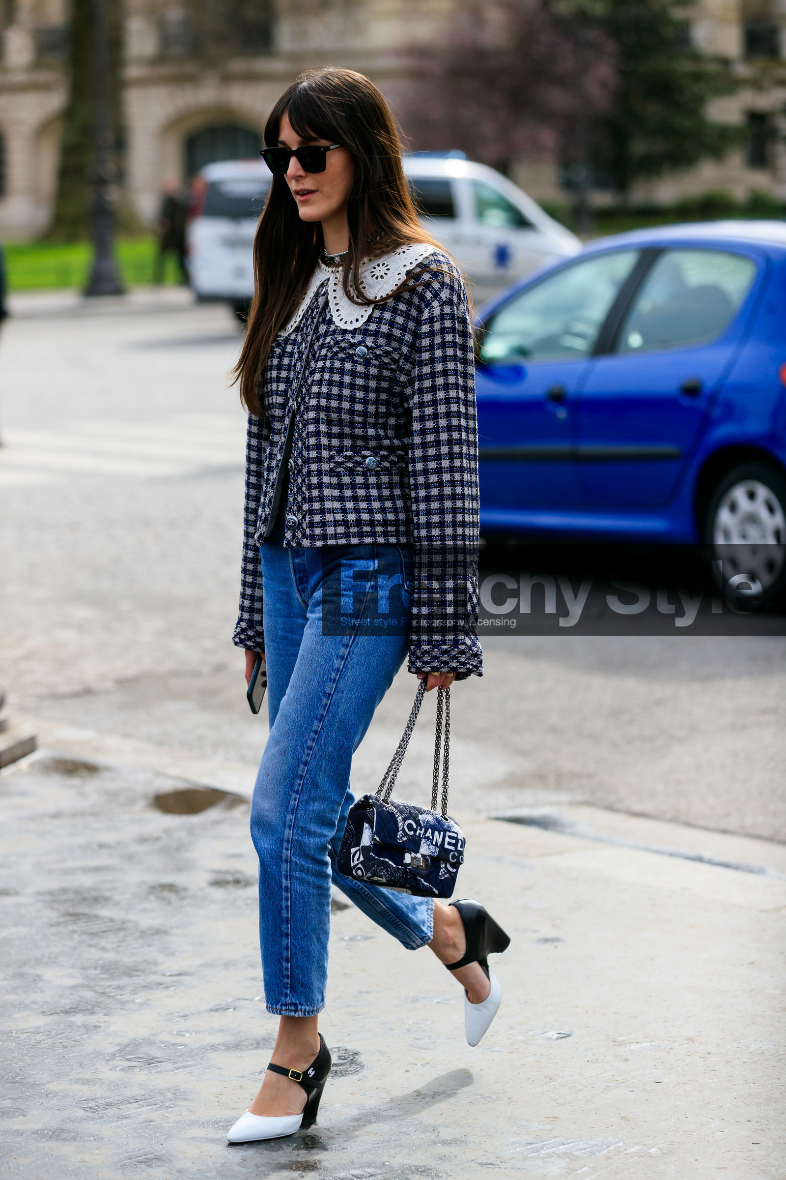 black jacket, checked jacket, white collar, white jacket, silvered choker, navy blue jacket, lurex jacket, lace collar, chanel jacket, chanel necklace, big chain necklace, light blue jeans, denim, white polish shoes, black polish shoes, mary jane shoes, black bag, white bag, logo printed bag, silvered chain strap bag, printed bag, chanel bag, chanel shoes, fashion week, frenchystyle, FW, jonathan paciullo, street style, PFW, PARIS, vertical, full length