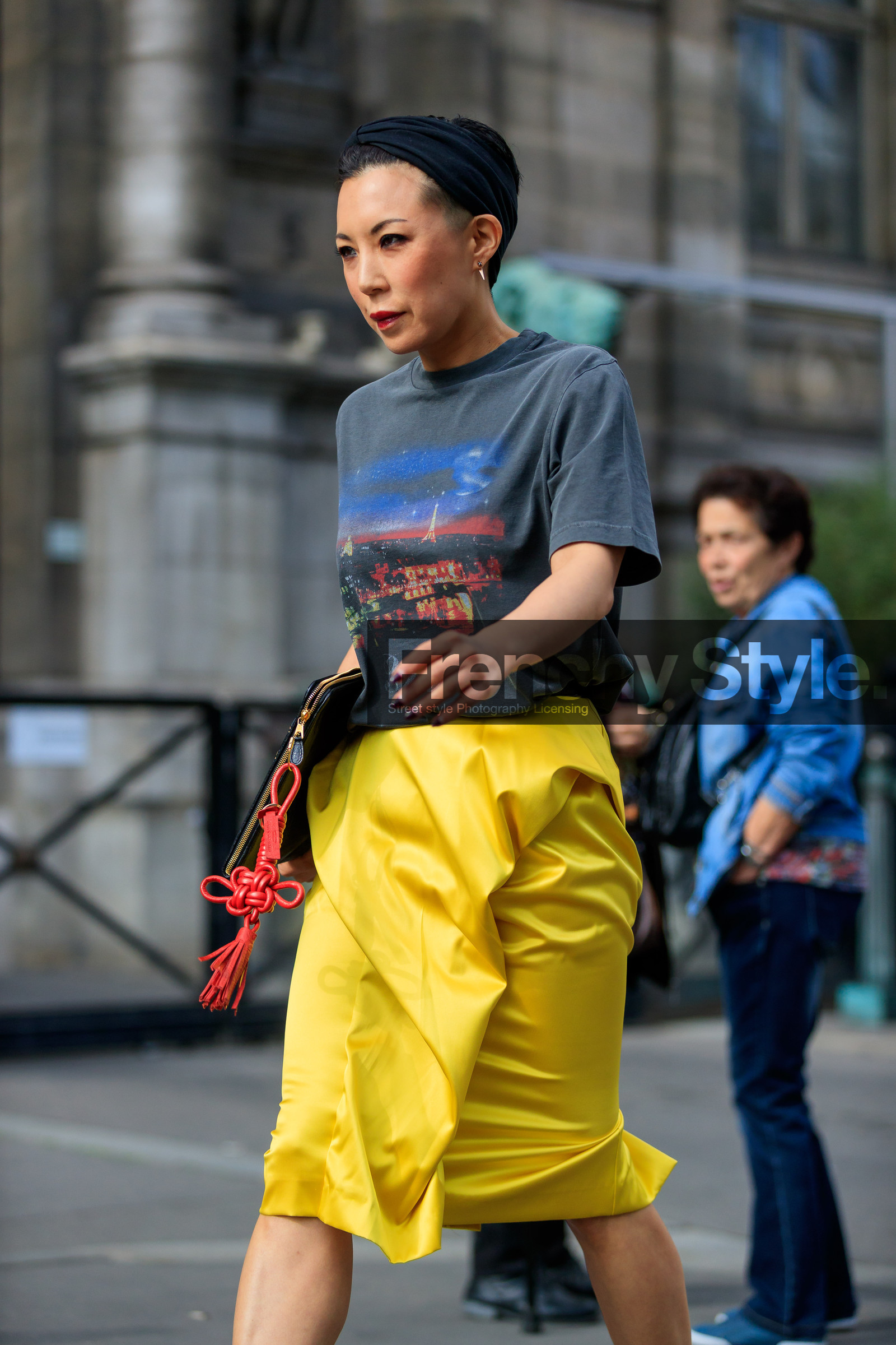 atmosphere details, black bag, black t shirt, detail, fashion week, frenchystyle, FW, headband, jonathan paciullo, leather bag, loewe, PARIS, PFW, printed t shirt, SPRING SUMMER 2018, SS 18, street style, vertical, yellow skirt