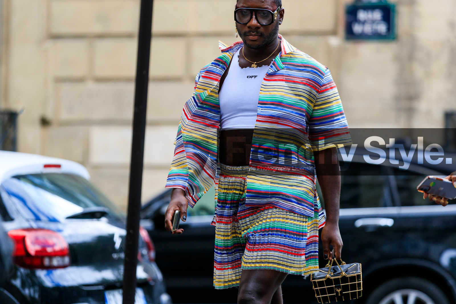 off white top, white top, cropped top, multicolor shirt, multicolor shorts, striped shirt, striped shorts, gucci sunglasses, aviator glasses, aviator sunglasses, black frame glasses, big glasses, golden bag, hand bag, basket bag, fashion week, frenchystyle, FW, jonathan paciullo, street style, PFW, PARIS, AUTUMN WINTER 2021-2022, FALL WINTER 2021-2022, FW 21-22, atmosphere details, horizontal, detail