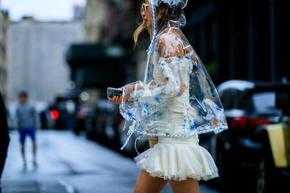 floral, flowers, hood, printed jacket, rain coat, sunglasses, transparent coat, white dress, street style, jonathan paciullo, FW, frenchystyle, fashion week, NYFW, NEW YORK, SPRING SUMMER 2019, SS 19, atmosphere details, horizontal, detail