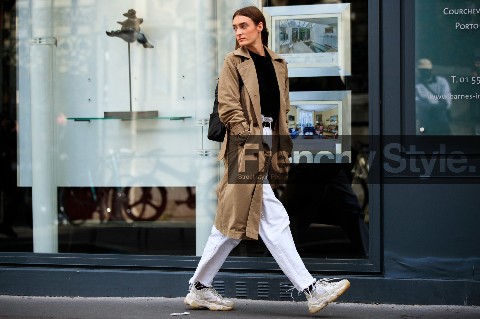 beige trench coat, white jacket, white sneakers, used jeans, flare jeans, PARIS, PFW, fashion week, frenchystyle, FW, jonathan paciullo, street style, SPRING SUMMER 2021, SS 21, horizontal, atmosphere details, full length, model