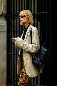 short hair, black sunglasses, beige blazer, leopard print pants, printed pants, bakcpack, leather backpack, fashion week, frenchystyle, FW, jonathan paciullo, street style, AUTUMN WINTER 2022-2023, FALL WINTER 2022_2023, FW 22-23, PFW, PARIS, vertical, detail
