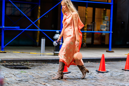 animal print, beige boots, chloe king, graphic dress, high heels, leather bag, leather shoes, leopard, pink bag, pink dress, printed dress, sunglasses, street style, jonathan paciullo, FW, frenchystyle, fashion week, NYFW, NEW YORK, SPRING SUMMER 2019, SS 19, atmosphere details, horizontal, detail