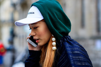 atmosphere details, AUTUMN WINTER 2017-2018, AW 17-18, balenciaga, black dress, detail, earrings, FALL WINTER 2017-2018, fashion week, frenchystyle, FW, FW 17-18, gucci, hood, horizontal, jonathan paciullo, jw anderson, PARIS, pearls, PFW, pleated dress, street style, white cap