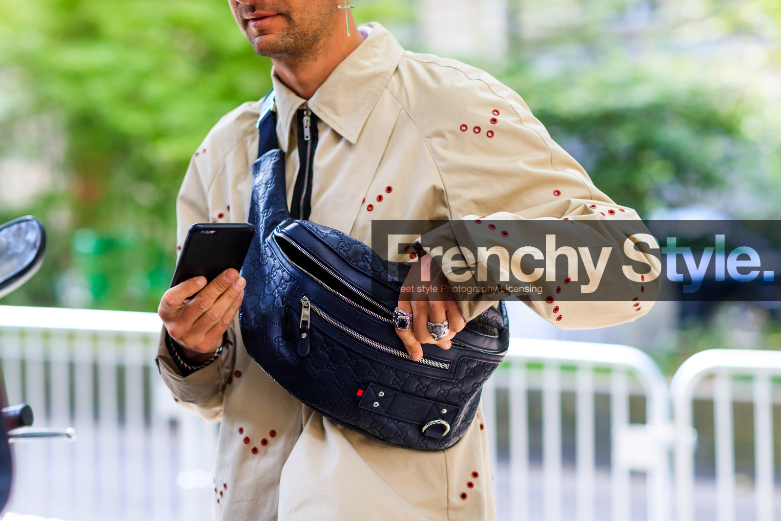 atmosphere details, beige shirt, black bag, detail, fanny pack, fashion week, frenchystyle, FW, gucci, horizontal, jonathan paciullo, julien boudet, leather bag, MENSWEAR, PARIS, PFW, rings, SPRING SUMMER 2018, SS 18, street style