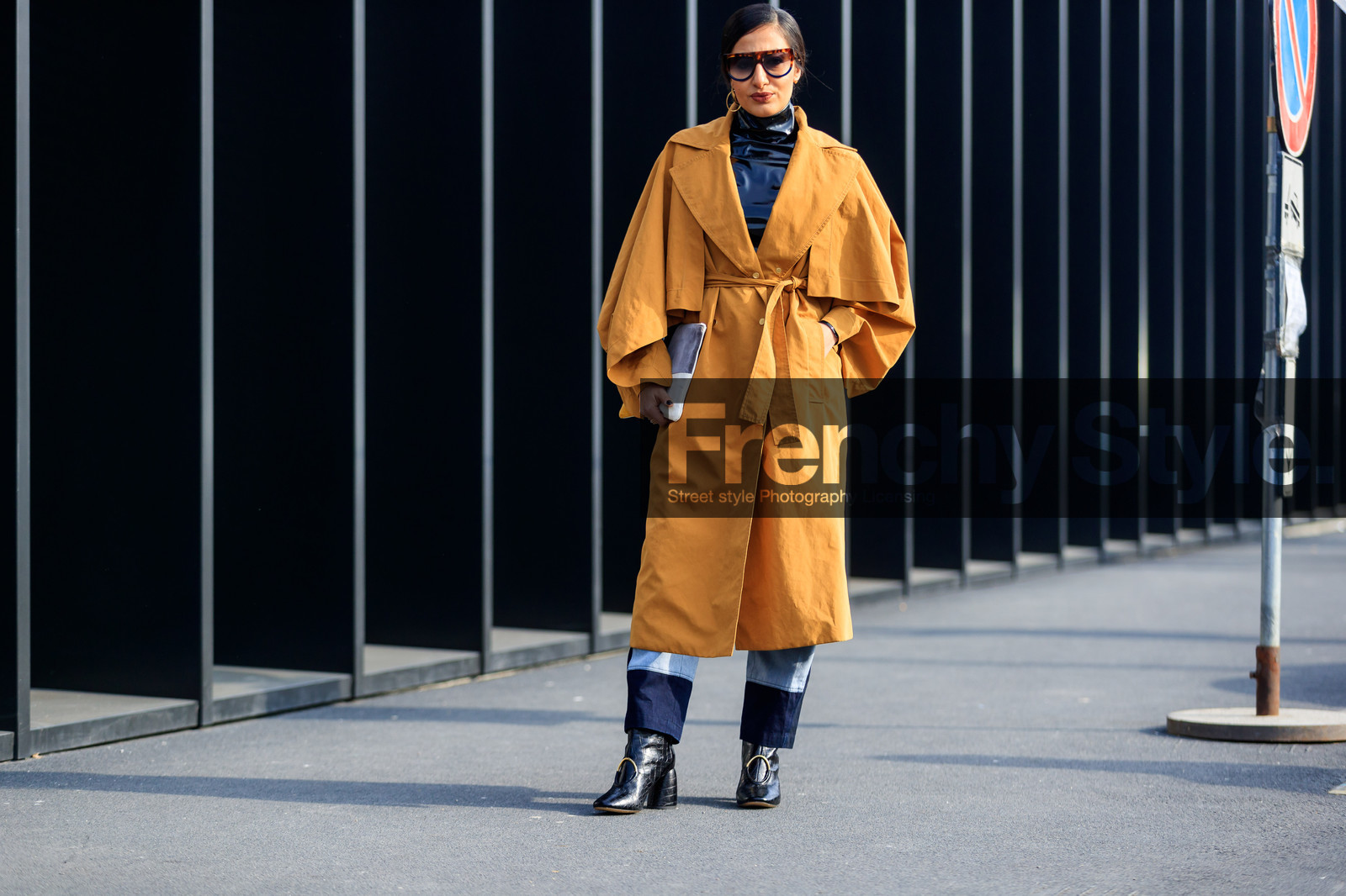 atmosphere details, AUTUMN WINTER 2017-2018, AW 17-18, black shoes, black top, black turtleneck, FALL WINTER 2017-2018, fashion week, frenchystyle, full length, FW, FW 17-18, high heels, horizontal, jonathan paciullo, leather shoes, MFW, MILAN, nausheen shah, street style, sunglasses, trench coat, trousers, varnished leather, vinyl, yellow coat