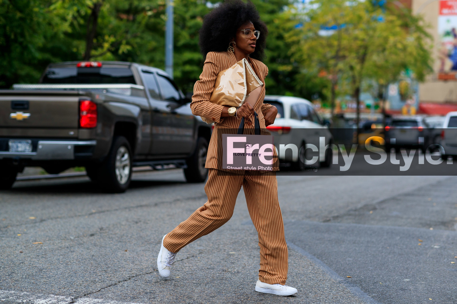 beige bag, blazer, bracelet, camel jacket, camel pants, camel suit, earrings, graphic suit, leather bag, leather shoes, printed suit, striped suit, stripes, sunglasses, trousers, white shoes, white sneakers, fashion week, frenchystyle, FW, jonathan paciullo, street style, NEW YORK, NYFW, SPRING SUMMER 2020, SS 20, horizontal, atmosphere details, full length