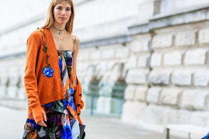 atmosphere details, choker, detail, fashion week, frenchystyle, FW, horizontal, jonathan paciullo, LFW, LONDON, multicolor dress, necklace, orange sweater, printed dress, SPRING SUMMER 2017, SS 17, street style, veronika heilbrunner, woman