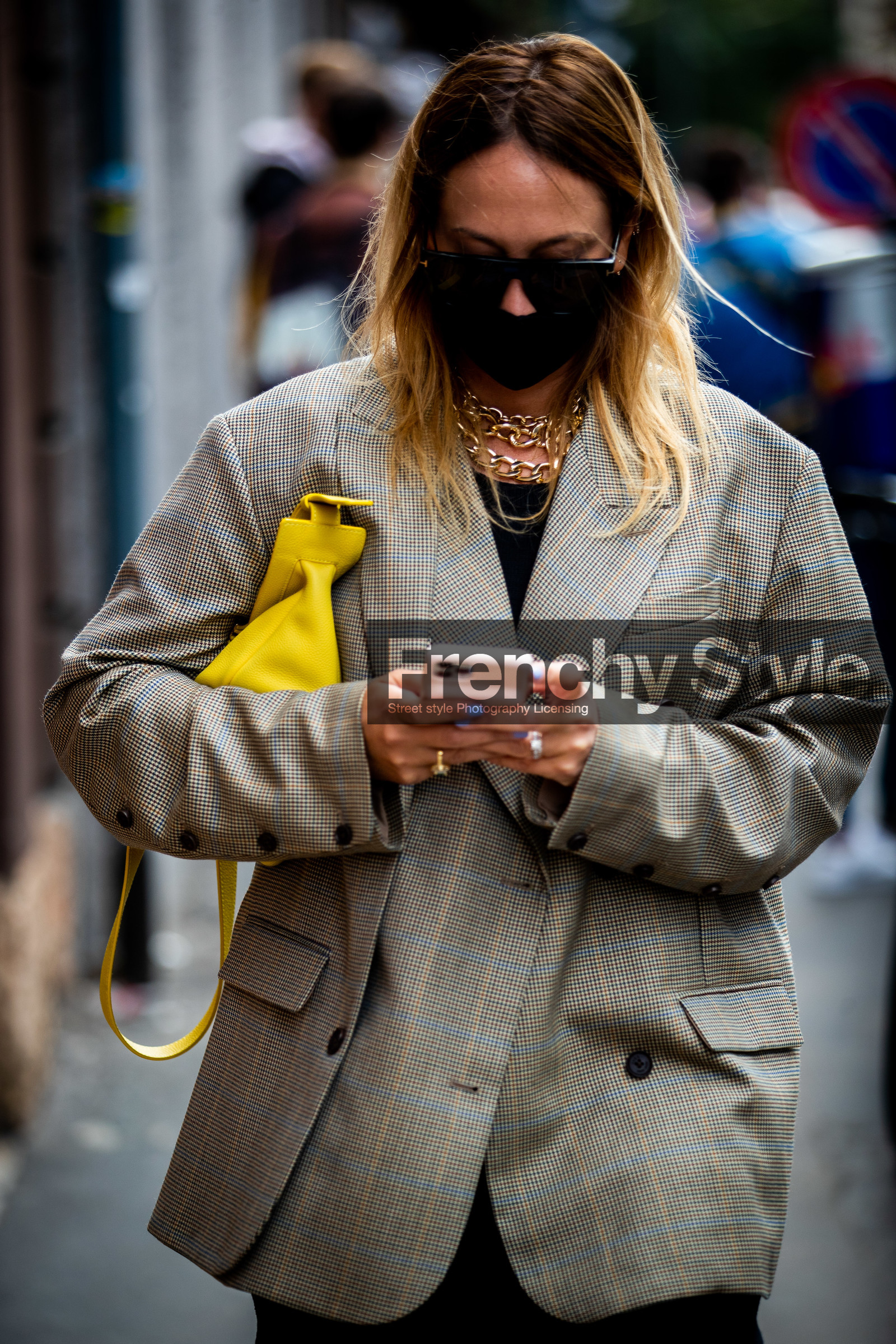checked jacket, kaki jacket, beige jacket, loose jacket, yellow leather clutch, big chain necklace, golden necklace, multi necklace, covid face mask, street style, jonathan paciullo, FW, frenchystyle, fashion week, MFW, MILAN, SPRING SUMMER 2021, SS 21, vertical, detail