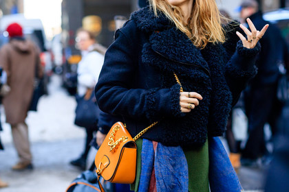 atmosphere details, AUTUMN WINTER 2017-2018, AW 17-18, black fur coat, black jacket, camel bag, detail, FALL WINTER 2017-2018, fashion week, frenchystyle, FW, FW 17-18, green sweater, horizontal, jonathan paciullo, leather bag, NEW YORK, NYFW, shearling, street style, trousers
