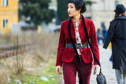 atmosphere details, AUTUMN WINTER 2016-2017, AW 16-17, belted jacket, black, black bag, black belt, black scarf, bordeaux, burgundy, detail, FALL WINTER 2016-2017, fashion week, frenchystyle, FW, FW 16-17, gucci, horizontal, jonathan paciullo, leather bag, leather belt, LFW, LONDON, MENSWEAR, printed shirt, red, red jacket, red lips, red pants, short hair, street style, trousers, velvet