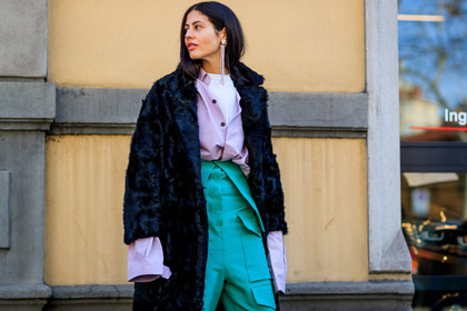 atmosphere details, AUTUMN WINTER 2017-2018, AW 17-18, black coat, black fur coat, detail, earrings, FALL WINTER 2017-2018, fashion week, frenchystyle, Fur coat, FW, FW 17-18, gilda ambrosio, green pants, high waist, horizontal, jonathan paciullo, MFW, MILAN, pink shirt, street style, trousers