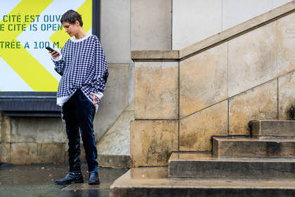 atmosphere details, AUTUMN WINTER 2017-2018, AW 17-18, black and white, black shoes, FALL WINTER 2017-2018, fashion week, frenchystyle, full length, FW, FW 17-18, graphic sweater, horizontal, houndstooth pattern, jonathan paciullo, leather shoes, navy pants, PARIS, PFW, printed sweater, street style, trousers, velvet