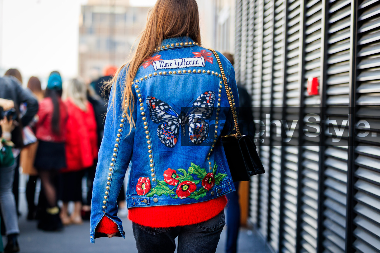 atmosphere details, AUTUMN WINTER 2017-2018, AW 17-18, back detail, black bag, blue denim, denim jacket, detail, embroidered jacket, FALL WINTER 2017-2018, fashion week, floral, flower, frenchystyle, FW, FW 17-18, gucci, horizontal, jonathan paciullo, leather bag, MFW, MILAN, street style, studs, trousers