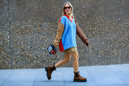 jessie bush, knitwear, multicolor pull over, knit dress, brown scale sunglasses, brown boots, suede boots, flat boots, multicolor bag, fashion week, frenchystyle, FW, jonathan paciullo, street style, atmosphere details, horizontal, full length