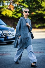 bag, black bag, black sandals, black sunglasses, bracelet, flare pants, grey knitwear, grey pants, knitwear, long knitwear, pants, sandals, silver chain, Stephanie Broek, sunglasses, street style, jonathan paciullo, FW, frenchystyle, fashion week, PFW, PARIS, SPRING SUMMER 2022, SS 22, vertical, full length