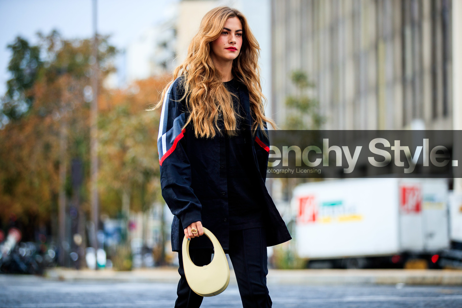 clara berry, black shirt, black jacket, black t-shirt, striped shirt, striped jacket, red lipstick, black pants, flare pants, grey shirt, red shirt, white leather bag, box bag, coperni bag, round shape bag, fashion week, frenchystyle, FW, jonathan paciullo, street style, PFW, PARIS, SPRING SUMMER 2021, SS 21, horizontal, atmosphere details, detail