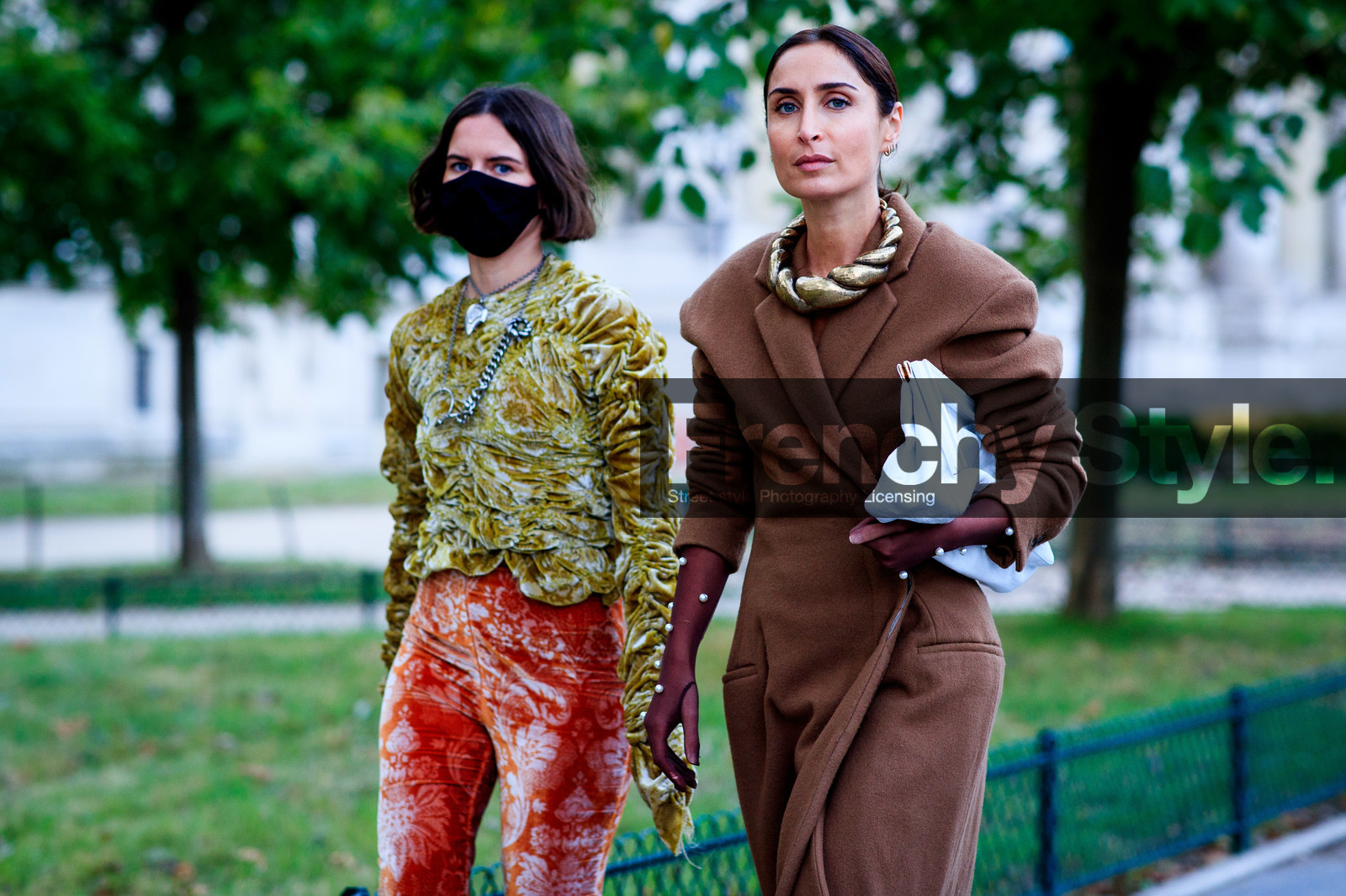 marta cygan, drape blouse, drape top, velvet pants, velvet blouse, velvet top, floral printed pants, floral printed top, floral printed blouse, light green blouse, light green top, orange pants, flare pants, silvered necklace, big chain necklace, eva geraldine fontanelli, geraldine boublil, camel coat, brown coat, long coat, camel gloves, pearl detail, white clutch, black leather shoes, drape shoes, golden necklace, big necklace, covid face mask, fashion week, frenchystyle, FW, jonathan paciullo, street style, PFW, PARIS, SPRING SUMMER 2021, SS 21, horizontal, atmosphere details, detail