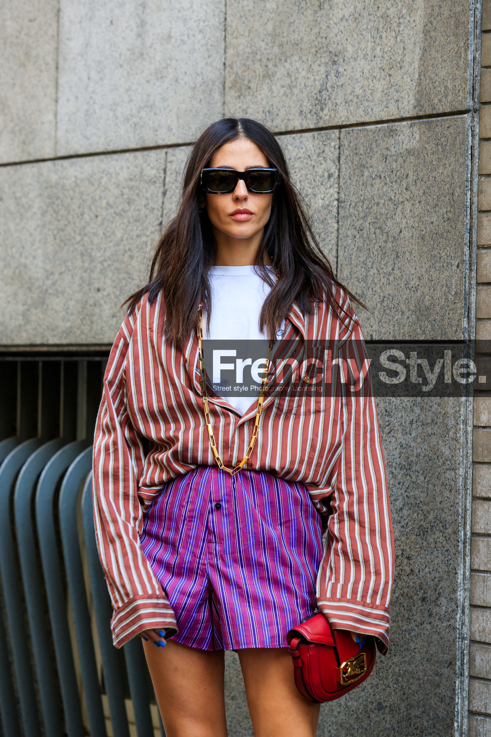 gilda ambrosio, white t-shirt, striped shirt, striped shorts, pyjama look, pyjama shirt, pyjama shorts, burgundy shirt, purple shorts, red leather clutch, black sunglasses, square shape glasses, long necklace, golden necklace, big chain necklace, etro bag, etro shirt, etro look, etro shorts, fashion week, frenchystyle, FW, jonathan paciullo, street style, MFW, MILAN, AUTUMN WINTER 2020-2021, FALL WINTER 2020-2021, FW 20-21, vertical, atmosphere details, detail