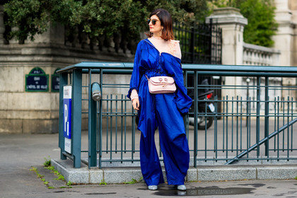 atmosphere details, AUTUMN WINTER 2017-2018, AW 17-18, blue jumpsuit, FALL WINTER 2017-2018, fashion week, frenchystyle, full length, FW, FW 17-18, horizontal, jonathan paciullo, jw anderson, leather bag, leather shoes, PARIS, PFW, pink bag, pink top, satin stitch, silk top, street style, sunglasses, trousers, valentina siragusa