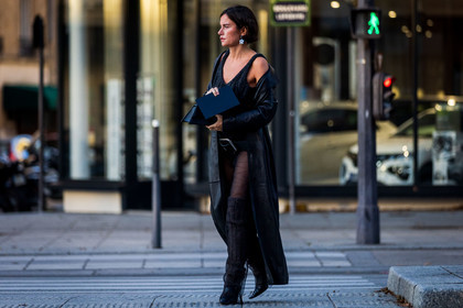 acne studios looks, belt, black belt, black boots, black coat, coat, fringes, grey knitwear, knitwear, large belt, leather coat, long coat, Marta Cygan, socks, transparent, wool socks, street style, jonathan paciullo, FW, frenchystyle, fashion week, PFW, PARIS, SPRING SUMMER 2022, SS 22, horizontal, atmosphere details, full length