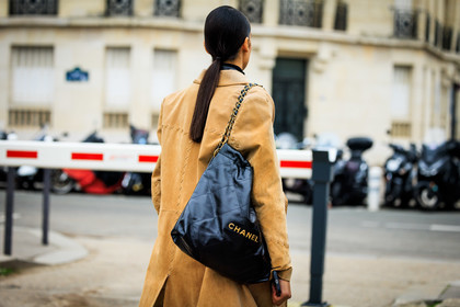 back details, chanel bag, leather bag, chanel, camel trench, tote bag, logo bag, fashion week, frenchystyle, FW, jonathan paciullo, street style, PARIS, PFW, SPRING SUMMER 2022, SS 22, atmosphere details, detail, horizontal, model