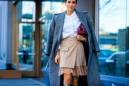 tamara kalinic, grey coat, oversize coat, white shirt, beige skirt, pleated skirt, lace shirt, lace skirt, wrap skirt, burgundy leather clutch, bottega veneta bag, cartier bracelet, cartier clou bracelet, golden bracelet, fashion week, frenchystyle, FW, jonathan paciullo, street style, AUTUMN WINTER 2020-2021, FALL WINTER 2020-2021, FW 20-21, horizontal, atmosphere details, detail, NYFW, NEW YORK