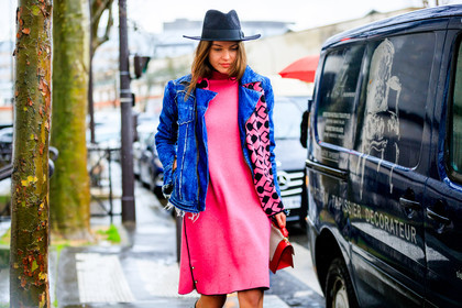 atmosphere details, AUTUMN WINTER 2017-2018, AW 17-18, black hat, blue denim, denim jacket, detail, FALL WINTER 2017-2018, fashion week, frenchystyle, FW, FW 17-18, graphic jacket, horizontal, jonathan paciullo, leather bag, PARIS, PFW, pink dress, printed jacket, street style