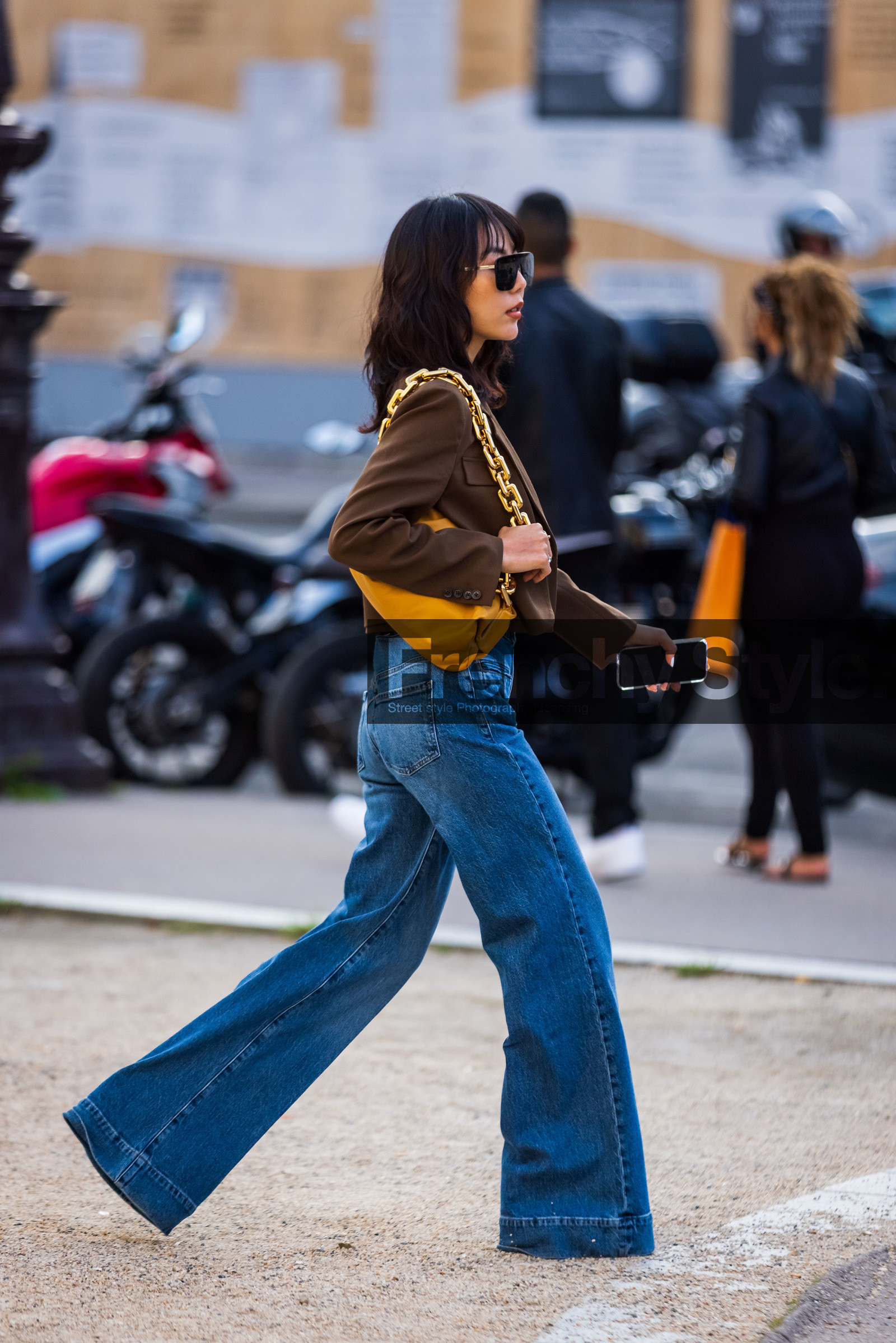 bag, black sunglasses, blue denim, blue jean, bottega veneta bag, brown jacket, camel bag, chain bag, denim, flare denim, flare jean, jacket, jean, sunglasses, Xiayan, street style, jonathan paciullo, FW, frenchystyle, fashion week, PFW, PARIS, SPRING SUMMER 2022, SS 22, vertical, full length