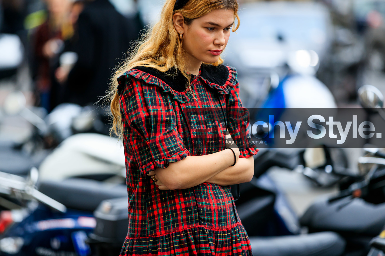 checked, graphic dress, headband, plaid, printed dress, red dress, tartan, PARIS, PFW, street style, jonathan paciullo, FW, frenchystyle, fashion week, AUTUMN WINTER 2019-2020, AW 19-20, FALL WINTER 2019-2020, FW 19-20, horizontal, atmosphere details, detail