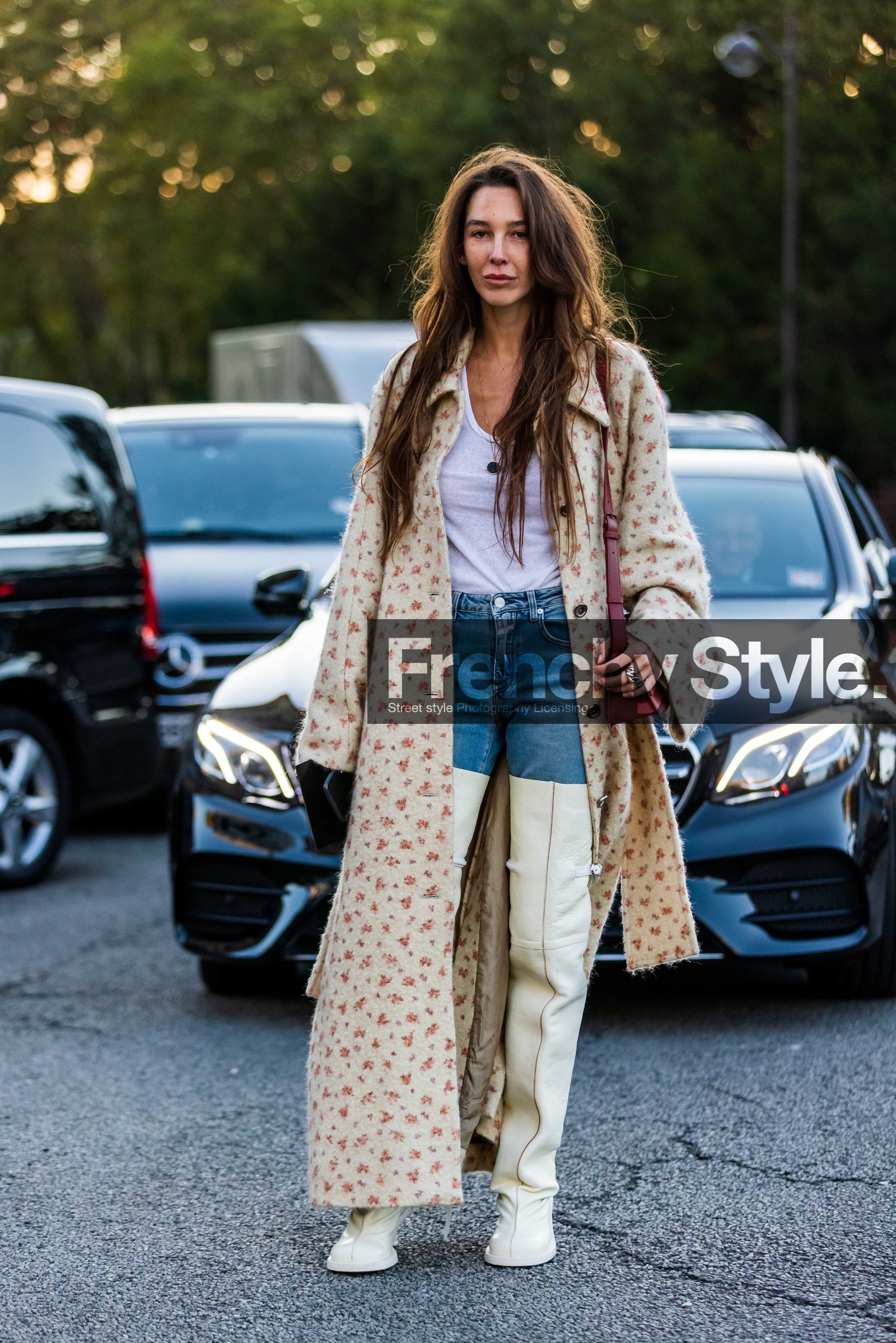 acne studios look, beige coat, boots, coat, denim, Estelle Chemouny, floral print, flower, high boots, jean, long coat, white boots, white t-shirt, street style, jonathan paciullo, FW, frenchystyle, fashion week, PFW, PARIS, SPRING SUMMER 2022, SS 22, vertical, full length