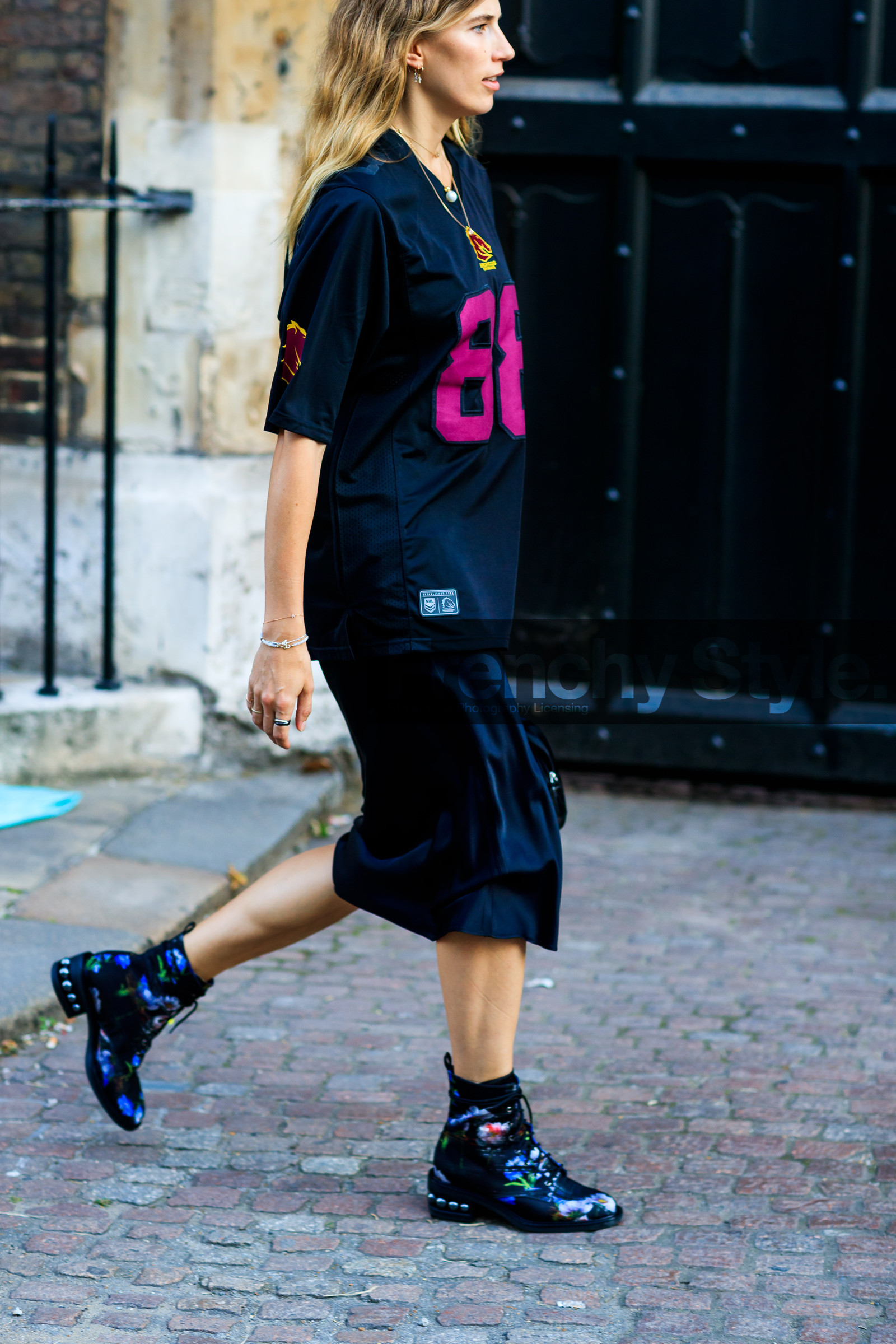 basketball jersey, black shoes, black skirt, black top, floral, flowers, leather shoes, printed boots, veronika heilbrunner, fashion week, frenchystyle, FW, jonathan paciullo, street style, LFW, LONDON, SPRING SUMMER 2019, SS 19, vertical, detail, atmosphere details